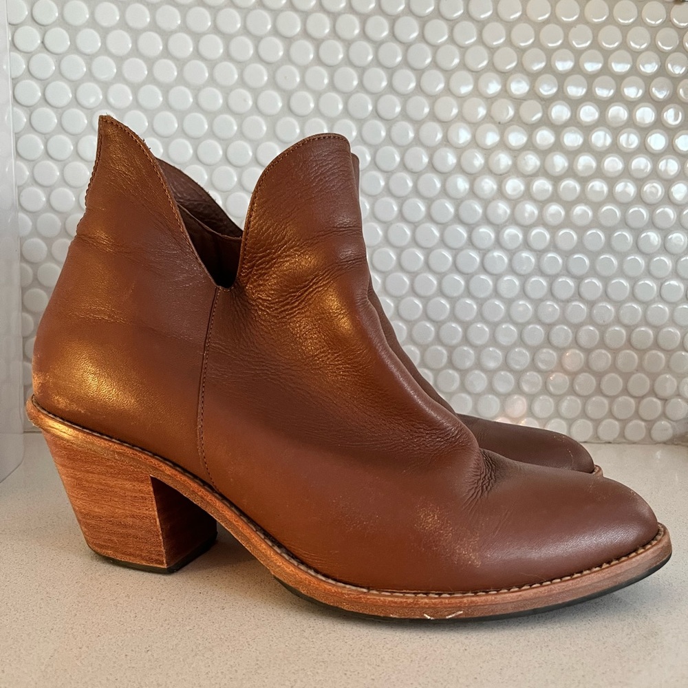 Poppy Barley Two Point Five Ankle Boot in Tan size 10